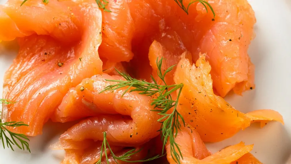 Piatto con salmone affumicato e foglie di aneto